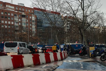 Un ciclista circula entre el tráfico (seis carriles de coches) en el tramo en que se corta el carril bici de la Castellana. 