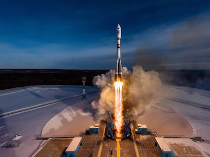 Momento del lanzamiento de la nave Soyuz en la que viajaba el satélite vigués.