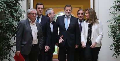 Los secretarios generales de CC OO, Ignacio Fernandez Toxo (i); UGT, Cándido Méndez (3i); CEOE, Juan Rosell (2d) y Cepyme, Antoni Garamendi (2i), junto a la ministra de Trabajo, Fátima Bañez, y en presencia del presidente del Gobierno, Mariano Rajoy (3d), sellan el pacto para la Activación del Empleo, en diciembre de 2014.