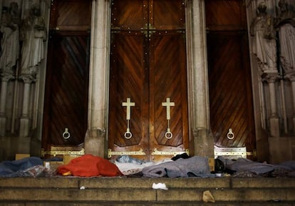 Moradores de rua em frente à igreja da Sé, em São Paulo.