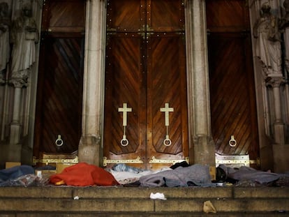 Moradores de rua em frente à igreja da Sé, em São Paulo.