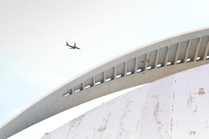 Aspecto que ofrece en la actualidad el Palau de las Artes a causa del desprendimiento del trencadis que cubría su fachada.