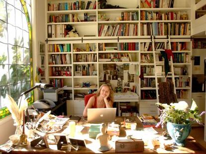 La escritora Cornelia Funke, en el estudio de su casa de Beverly Hills.