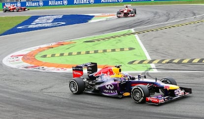 Vettel rueda por delante de Alonso y Massa en el circuito de Monza.