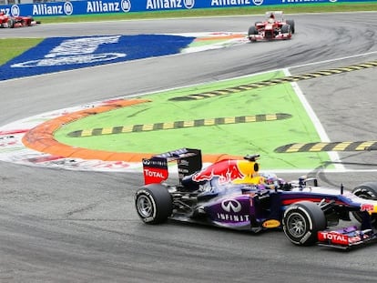 Vettel rueda por delante de Alonso y Massa en el circuito de Monza.