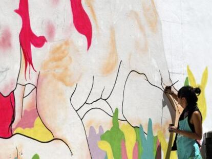 La artista mexicana Dinora Palma trabaja en su obra en el campus de la Politécnica de Valencia dentro del festival de arte urbano Poliniza 2012.