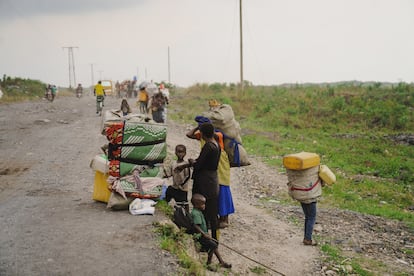 Familias desplazadas en los alrededores de Goma de camino a la aldea de Shasha, en la provincia de Kivu Norte, RD del Congo el 14 de febrero de 2025.