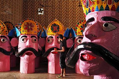 Un artesano aplica los últimos retoques a una efigie del rey demonio Ravana para el próximo festival hindú de Dussehra, en Jammu (India).