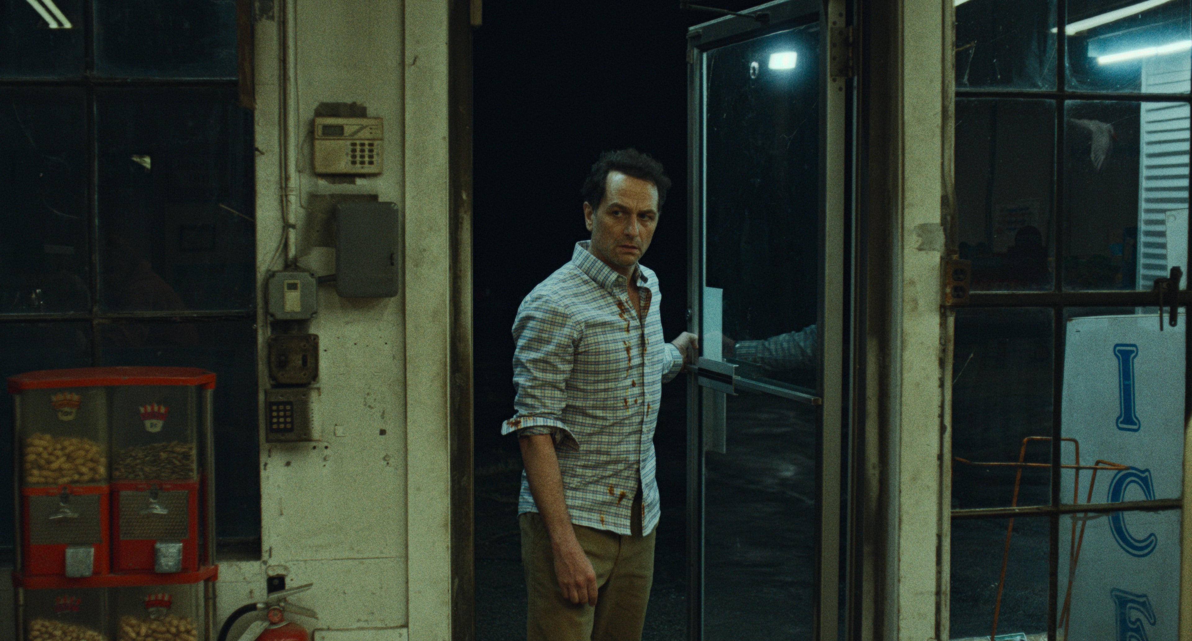 Matthew Rhys interpreta a Loftis, el alcalde de Widow's Bay.
