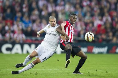 I&ntilde;aki Williams, a la derecha, y el defensa del Real Madrid Pepe se disputan un bal&oacute;n. 