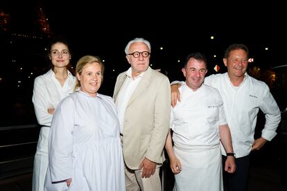 Alain Ducasse, en el centro, junto a Jessica Préalpato, Heléne Darroze, Martín Berasategui y Almir Ambeskovic, director general de The Fork, en el 15º aniversario de The Fork en París, en el restaurante-barco de Ducasse en el Sena.