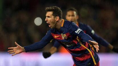 Messi celebra seu gol de falta contra o Espanyol.