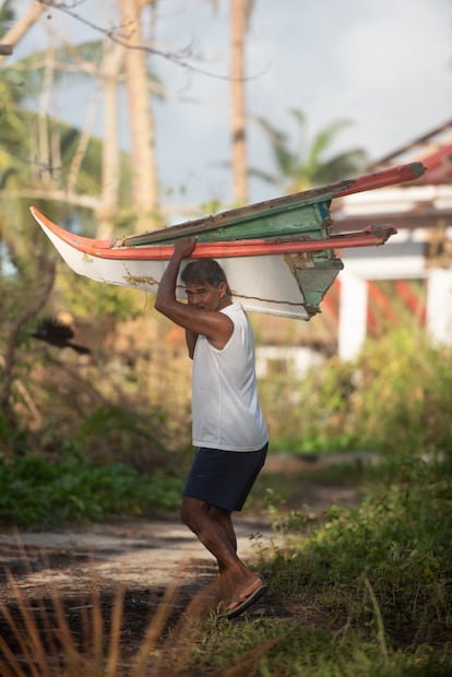 Debido a la rápida intensificación de Rai, que pasó de una tormenta de grado dos a convertirse en un tifón de categoría cinco, los pescadores no tuvieron tiempo de poner a reparo sus barcos y muchos se estropearon con las mareas y los fuertes vientos.