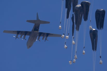 Un avión lanza ayuda humanitaria sobre la Franja, este domingo.