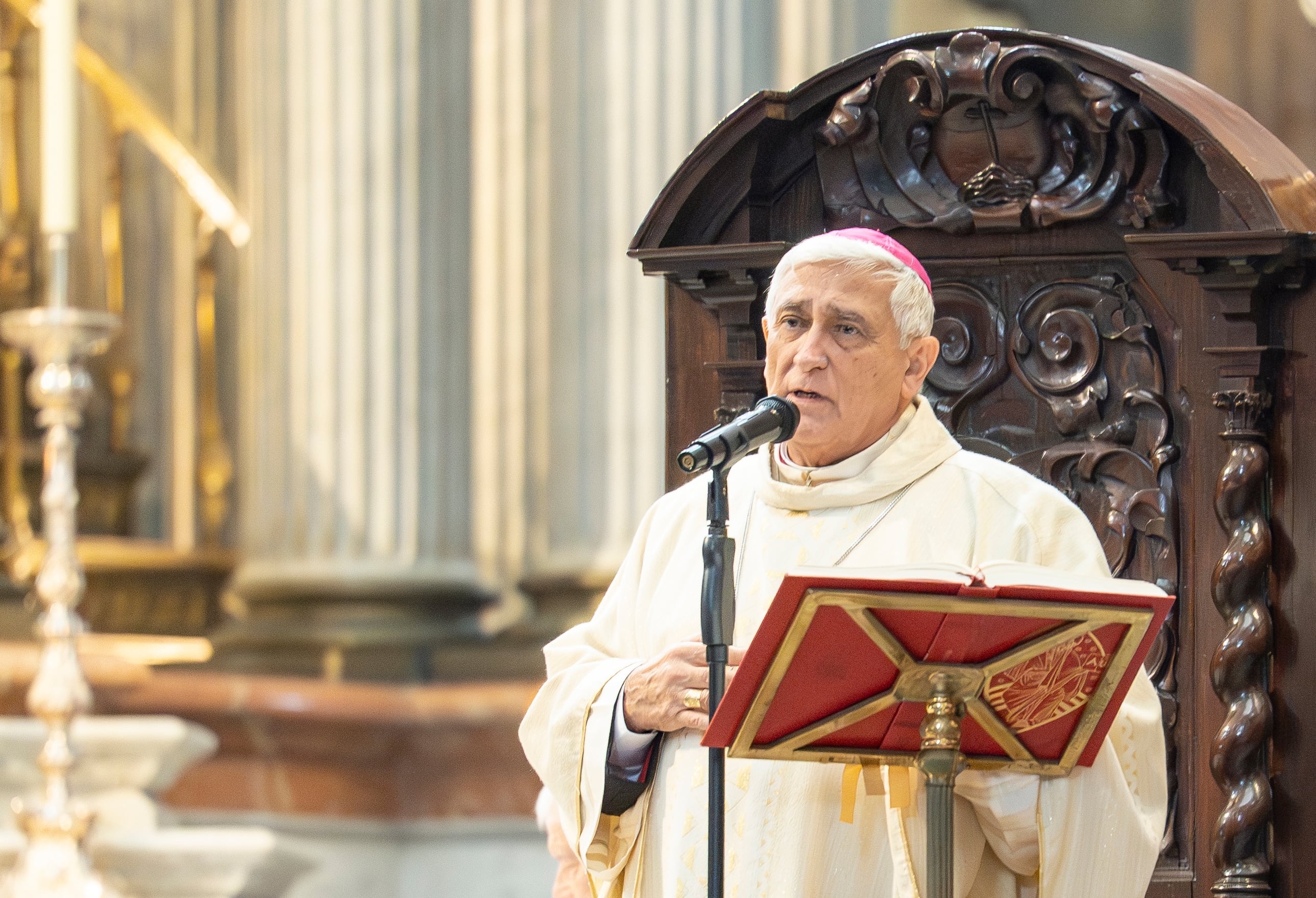 El obispo de Cádiz, Rafael Zornoza, oficia una misa en la catedral gaditana, un día antes de que EL PAÍS revelase que el Vaticano lo estaba investigando por abusos a un menor. 