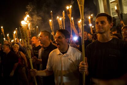 Grupos neo nazistas, 'alt-right' e supremacistas brancos participam na noite de sexta-feira (11) de manifestação em Charlottesville, Virgínia.