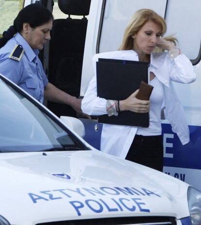 La presentadora Elena Skordelli escoltada por la policía chipriota
