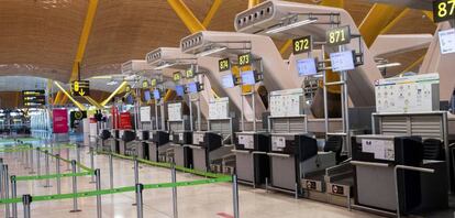 Puestos de facturación en la terminal 4 de Madrid-Barajas el pasado mes de abril, durante el estado de alarma.