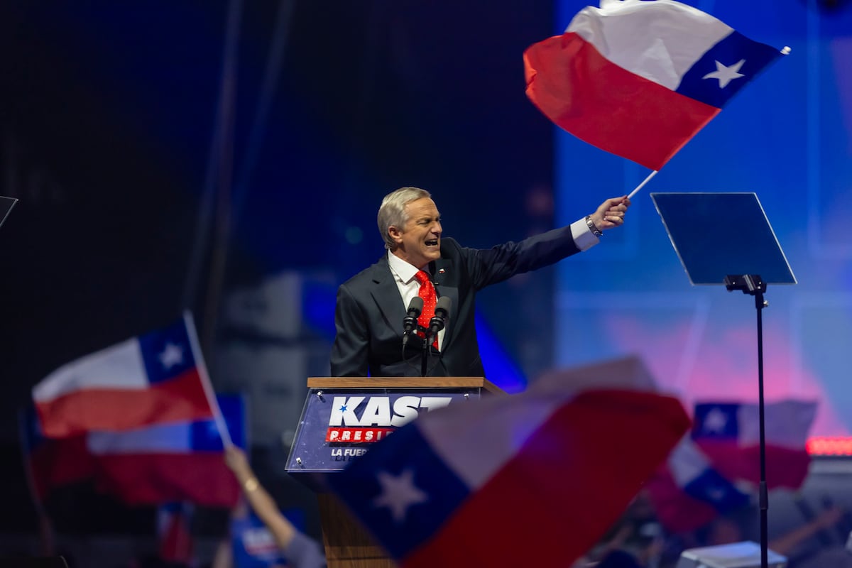 Kast se posiciona como favorito mientras su equipo muestra grietas: tensiones y promesas en la recta final