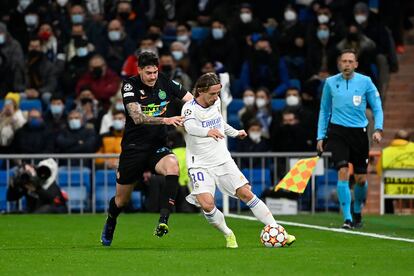 Modric controla el balón ante Bastoni