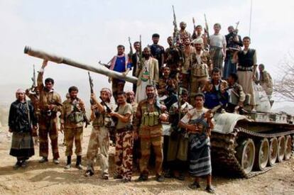Soldados que luchan contra los rebeldes chiíes Huthi, en una imagen facilitada por el Ejército yemení.