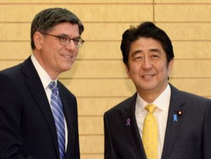 Shinzo Abe (derecha) con el secretario del Tesoro de EE UU.