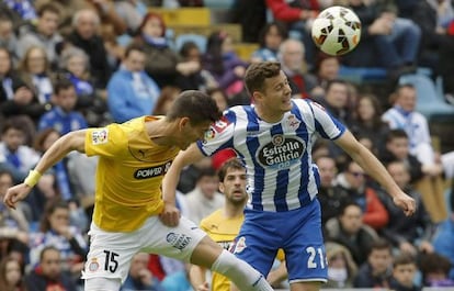 Héctor Moreno disputa el balón con Oriol Riera