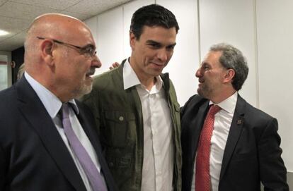 Pedro Sánchez, en el centro, es recibido por el secretario general del PSE de Bizkaia, José Antonio Pastor, a la izquierda, y Alfonso Gil.