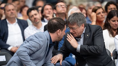 El expresidente de la Generalitat, Carles Puigdemont, conversa con el cabeza de lista de Junts, Toni Comín (d), durante el acto de campaña de JxCat para las elecciones europeas celebrado en Colliure (Francia). EFE/David Borrat