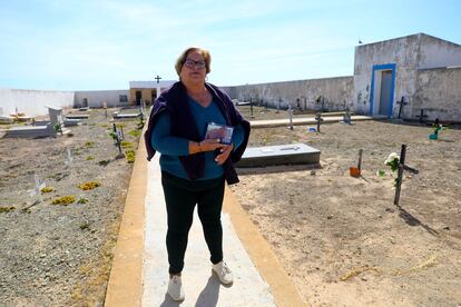 Ana López, en el cementerio de Tabarca, donde no ha podido enterrar a su marido recientemente fallecido por falta de nicho.