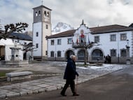 Un hombre pasea por la Plaza Mayor de Villamanín en la mañana del 27 de diciembre.