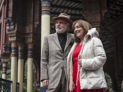 Fernando Luján y Carmen Maura en el rodaje de 'Cuando los hijos regresan'.
