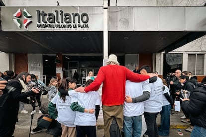 Familiares de víctimas de fentanilo contaminado en el Hospital Italiano de La Plata (Argentina), el 31 de julio de 2025.