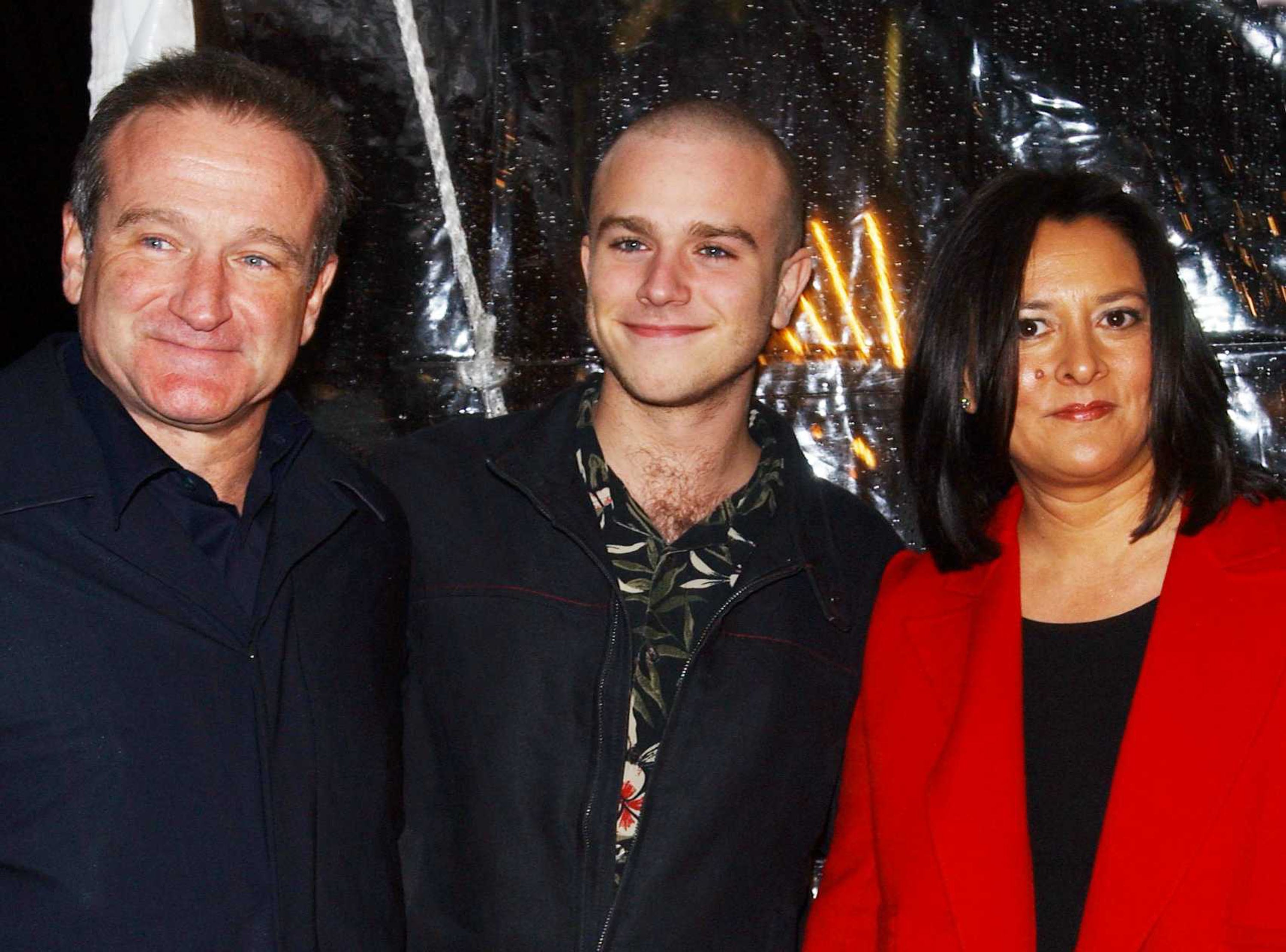 El conmovedor mensaje de Zak, hijo de Robin Williams, el día que el actor cumpliría años: “Mi padre vivió para que la gente se sintiera vista” 1 De izquierda a derecha, Robin Williams, Zak Williams y Marcia Garces, exmujer del actor, en un estreno el 26 de marzo de 2002, en Nueva York.