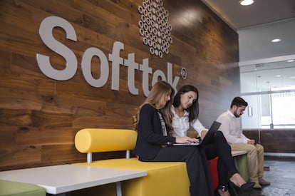 Trabajadores en la sede de Softtek