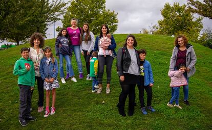 Madres solteras posan con sus hijos para un reportaje de EL PAÍS, en Rivas Vaciamadrid, el pasado octubre.
