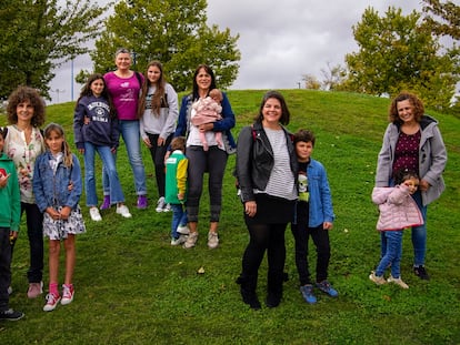 Madres solteras posan con sus hijos para un reportaje de EL PAÍS, en Rivas Vaciamadrid, el pasado octubre.