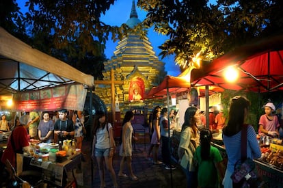 Puestos de comida a los pies del templo Wat Phan On, en la ciudad de Chiang Mai. 