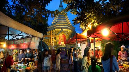 Puestos de comida a los pies del templo Wat Phan On, en la ciudad de Chiang Mai. 