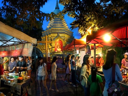 Puestos de comida a los pies del templo Wat Phan On, en la ciudad de Chiang Mai. 