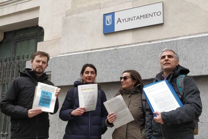 Representantes de la Plataforma en Defensa de Madrid Central presentando sus alegaciones en el Ayuntamiento. 