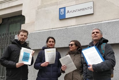 Representantes de la Plataforma en Defensa de Madrid Central presentando sus alegaciones en el Ayuntamiento.