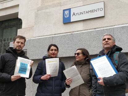 Representantes de la Plataforma en Defensa de Madrid Central presentando sus alegaciones en el Ayuntamiento. 