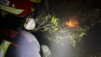 Un bombero, durante las labores de extinción del fuego en Rivas.