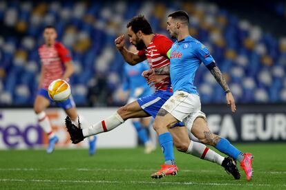 German y Matteo Politano pelean por el balón en la eliminatoria de la Liga Europa.