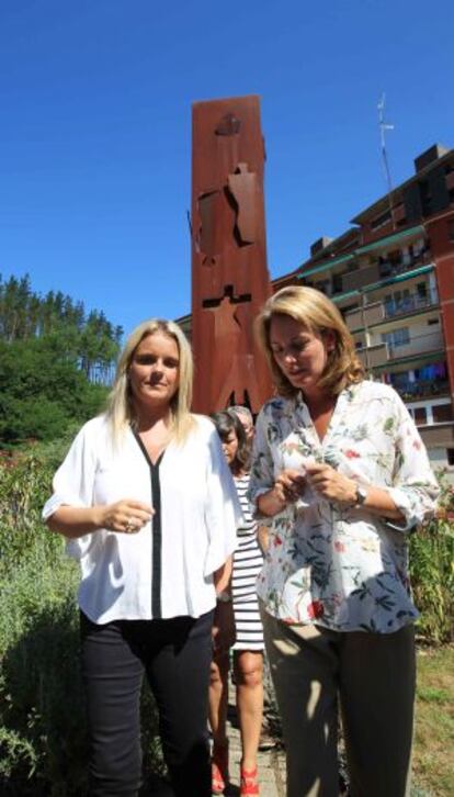 Mari Mar Blanco, y la presidenta del PP vasco, Arantza Quiroga, durante el homenaje a Miguel Ángel Blanco en Ermua.