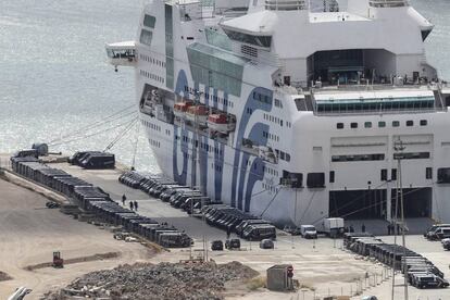 Uno de los barcos en los que se hospedan guardias civiles y policías en Cataluña.