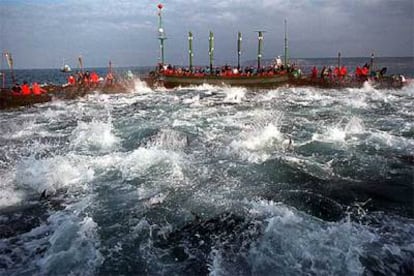 Los barcos cercan a los atunes durante la pesca en la modalidad de almadraba en Barbate, Cádiz.