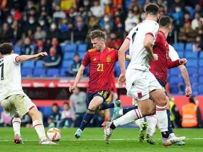 Dani Olmo, en el disparo que supuso el gol del triunfo de España ante Albania.