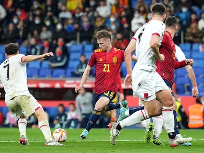 Dani Olmo, en el disparo que supuso el gol del triunfo de España ante Albania. Getty